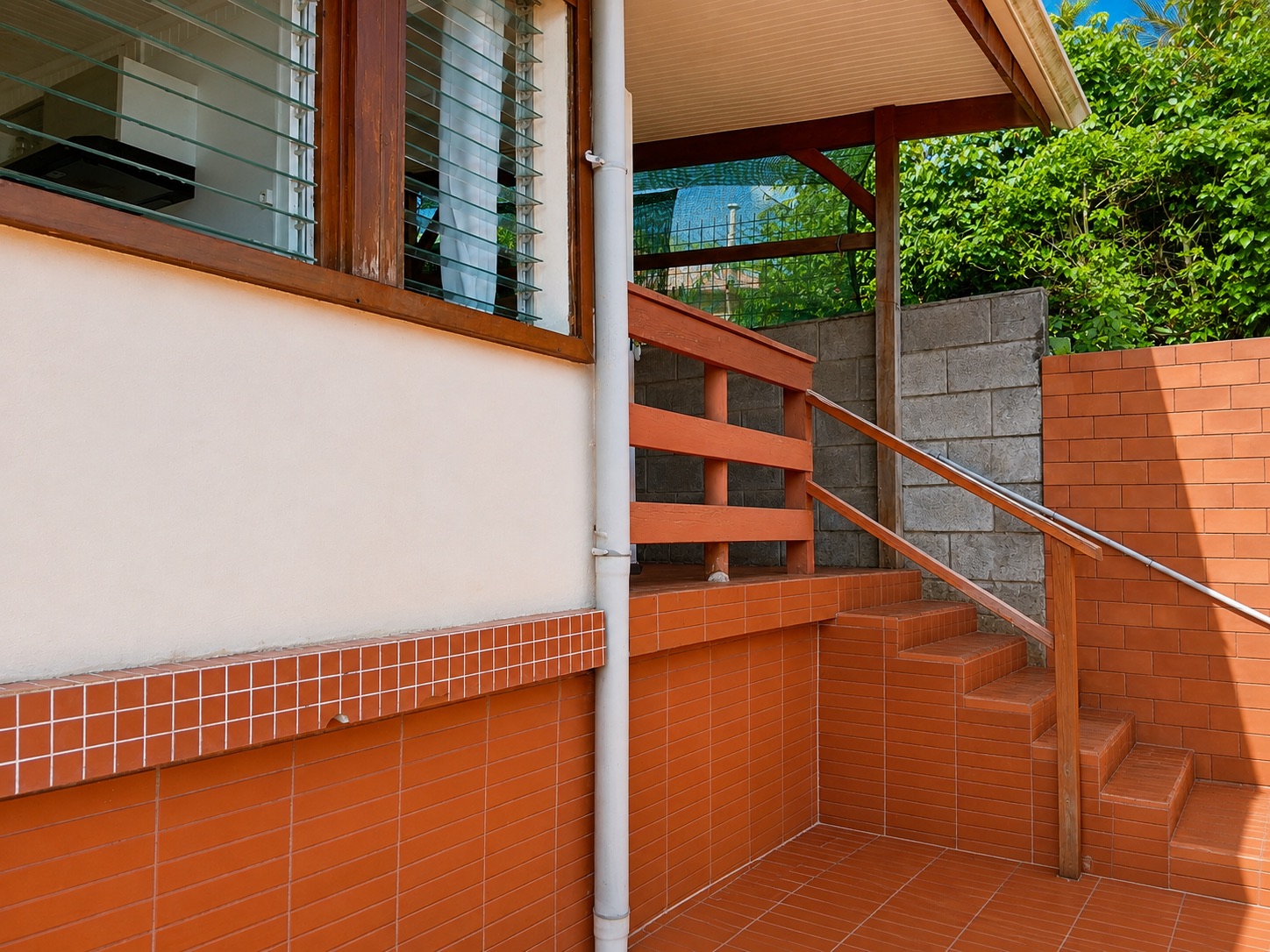 Entrée et espace extérieur couvert de l’appartement 2 de la Villa Les Hibiscus