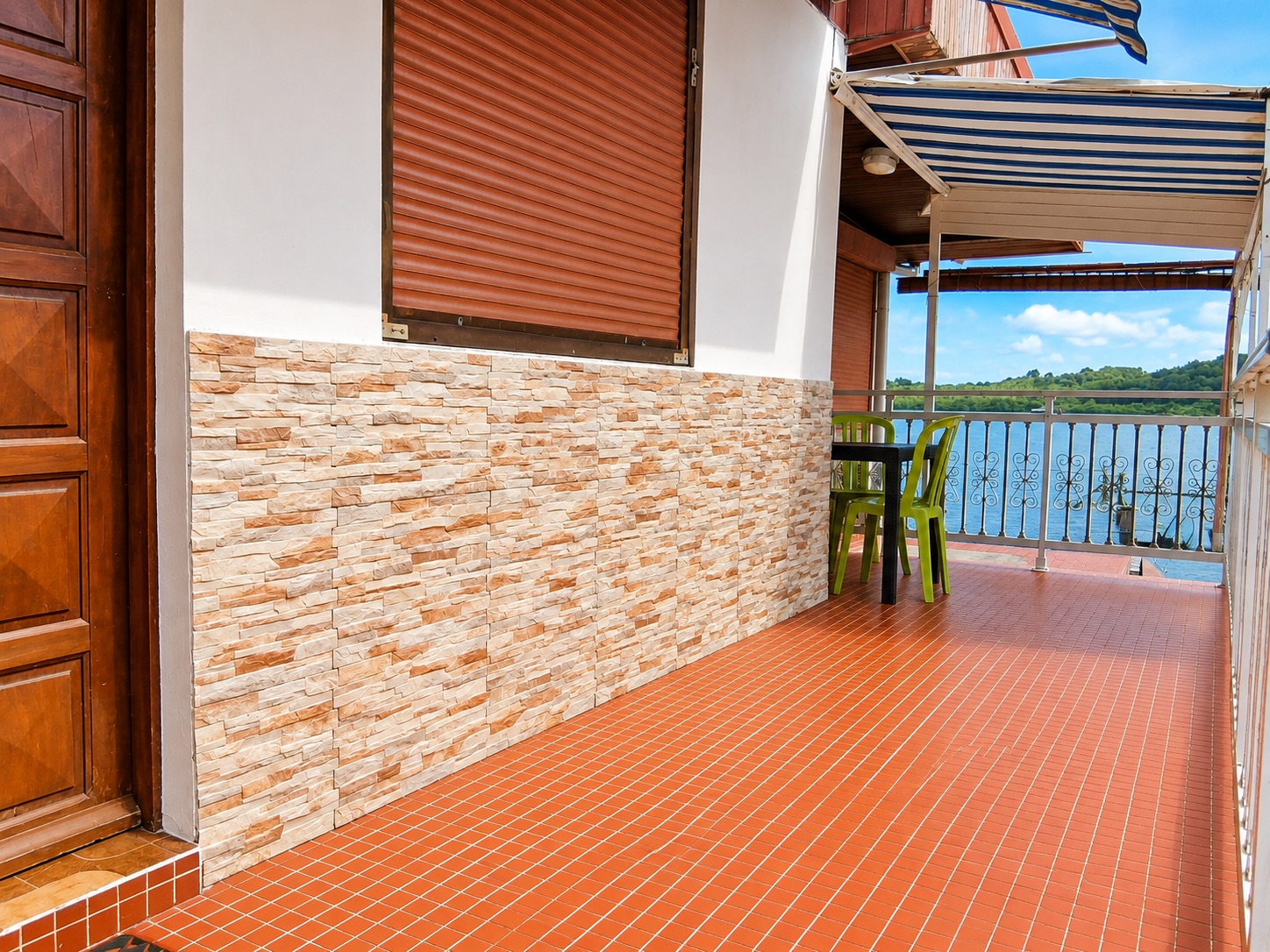 Entrée de la Villa Les Hibiscus avec porte véranda